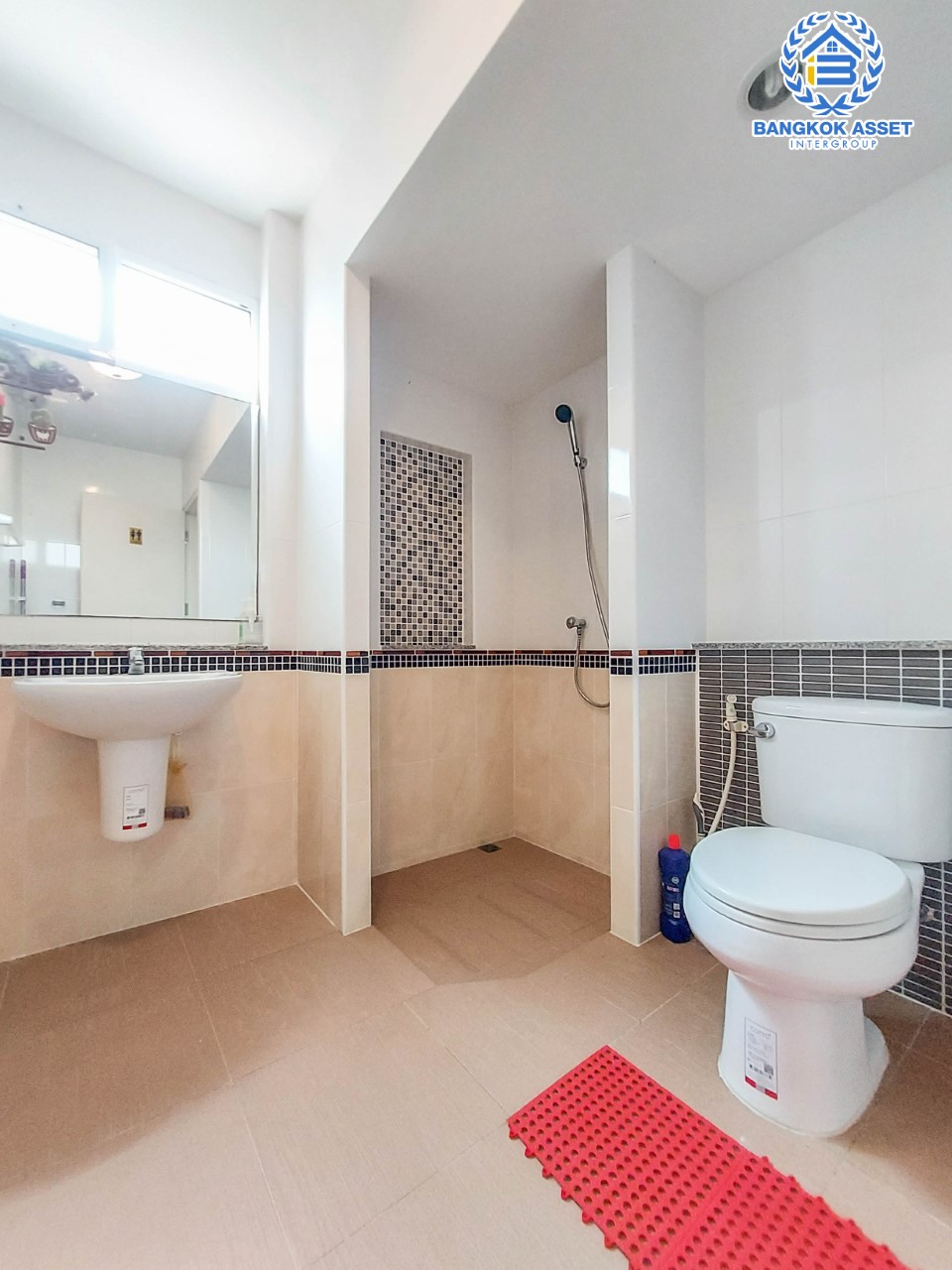 บ้านเดี่ยวมือสองย่านปทุมธานี ม.ชวนชื่นกรีนบาวด์ กรุงเทพ-ปทุมธานี บ้านสวยพร้อมเข้าอยู่ อยู่ในโครงการสภาพแวดล้อมดีมาก มีสนามกอล์ฟ เนื้อที่ 60.6 ตร.ว. ฟังก์ชัน 3 ห้องนอน 3 ห้องน้ำ จอดรถได้ 2 คัน บนทำเลเดินทางสะดวก เชื่อมต่อถนนหลายเส้นทาง ใกล้จุดขึ้นทางด่วน "อุดรรัถยา"